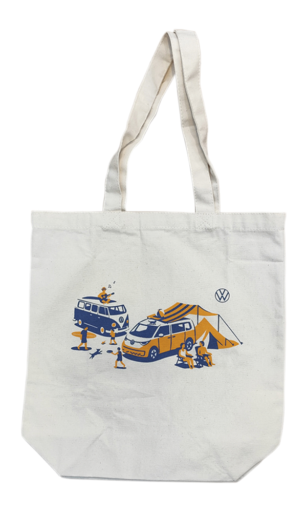 VWのトートバッグを2名に。VWは今年、RB大宮アルディージャとモビリティパートナーシップ契約を締結し、グラスルーツレベルでのフットボールの普及・育成に取り組む方針を発表しました。イノベーションと技術を追求するVWの企業姿勢と、変革と挑戦を続けるクラブの姿勢が重なり合っているようです。プレゼントのトートバッグは高さ×幅約31×35cm、マチは約11cm。フロントには往年のVWバス（タイプ2）と最新のID.Buzzでキャンプを楽しむシーンが描かれています。