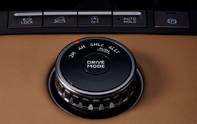 ▲4WDシステムは走行シーンに応じて、2H(後輪駆動)、4H(フルタイム4WD)、4HLc(センターデフロック)、4LLc(ローギア+センターデフロック)の4つのモードを任意で選択でき、オフロードでの高い走破性とオンロードでの優れた操縦安定性を両立する「SUPER SELECT 4WD-Ⅱ(SS4-Ⅱ)」を搭載
