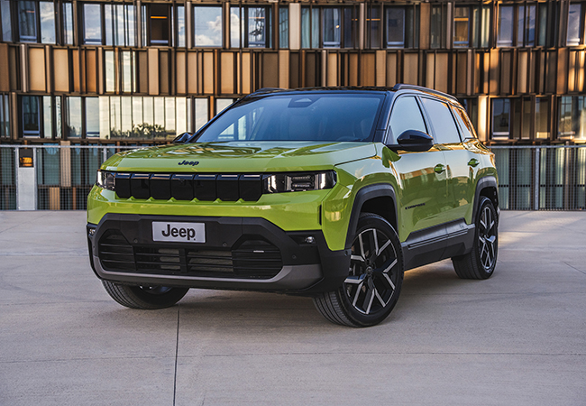 Jeepコンパス The First Edition/価格:6DCT 595万円。The First Editionは新型の日本導入を記念した特別仕様車。販売台数は100台限定。ボディカラーは専用色のHawaiiを採用。鮮やかなイエローが気分を盛り上げる