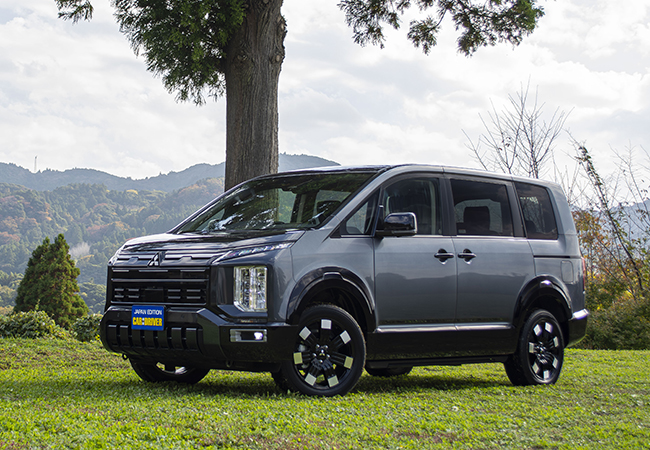 三菱デリカD:5 P/価格:8SAT 494万4500円。最新モデルはFマスク/前後バンパー/18inアルミを一新。さらにフェンダーアーチモールでタフな印象を高めた。機能面は三菱独自の4輪制御技術“S-AWC“の採用で走破性をアップ。走行モードはダイヤル切り替え式。2列目シートは写真のベンチとキャプテン形状が選べる